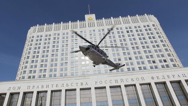 Д.Медведев поднялся на вертолете с площадки перед Домом правительства РФ
