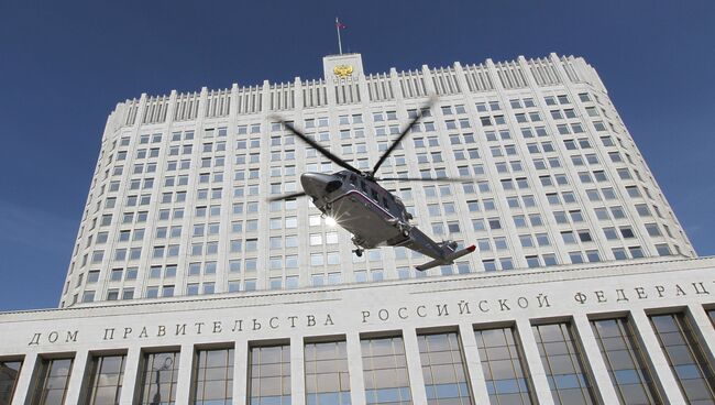 Д.Медведев поднялся на вертолете с площадки перед Домом правительства РФ