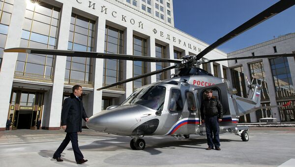 Д.Медведев поднялся на вертолете с площадки перед Домом правительства РФ