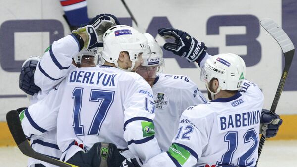 Хоккеисты Динамо радуются заброшенной шайбе в мачте со СКА