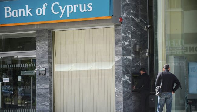 Жители Никосии стоят в очереди у банкомата Bank of Cyprus