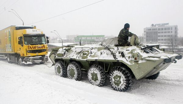 Военные расчищают Киев от снега