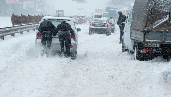 Киев занесло снегом