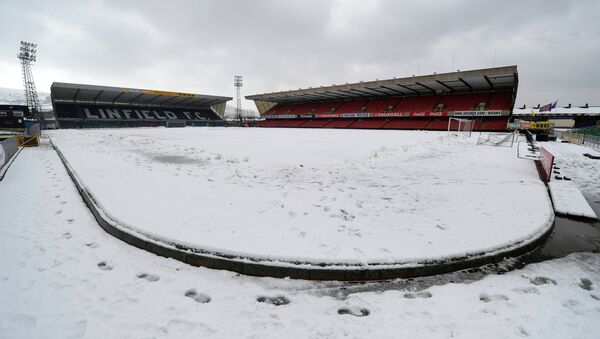 Занесенный снегом стадион Виндзор парк в Белфасте