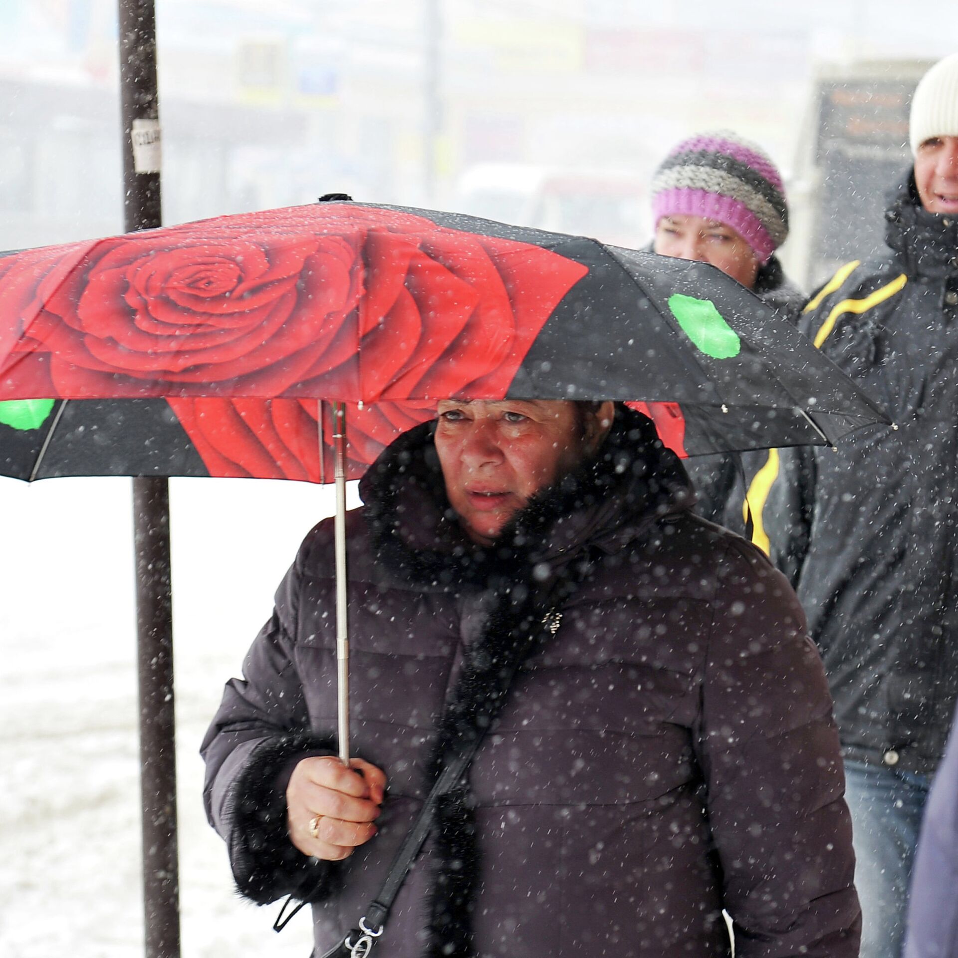 Похолодание передают. Россияне. Западная Украина фото людей. День метеоролога. Мороз в России фото.