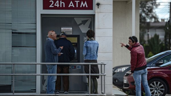 Жители Никосии стоят в очереди у банкомата Cyprus Popular Bank (CPB)