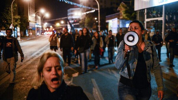 Протестующие идут в сторону президентского дворца в Никосии