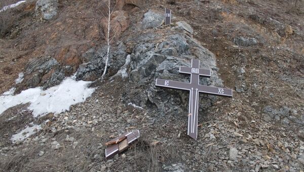 Поваленный поклонный крест в селе Кызыл-Озек