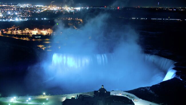 Ниагарский водопад в Канаде освещен синим светом в рамках акции Light it Up Blue