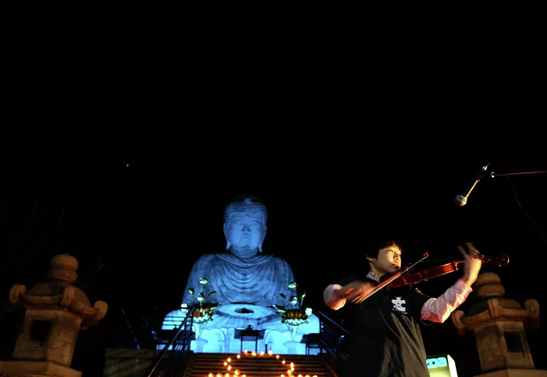 Статуя Будды освещена синим светом в рамках акции Light it Up Blue в Кобе, Япония Статуя Будды освещена синим светом в рамках акции Light it Up Blue в Кобе, Япония
