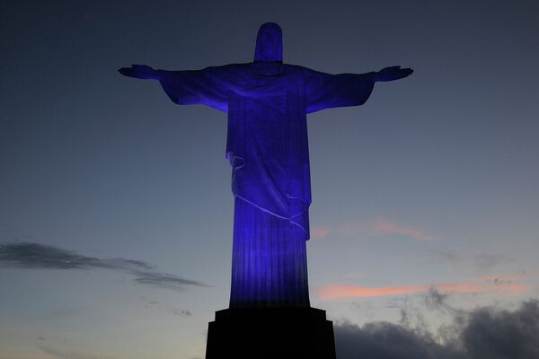 Статуя Христа Искупителя в Рио-де-Жанейро освещена синим светом в рамках акции Light it Up Blue