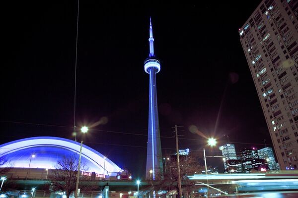 Си-Эн Тауэр в Торонто освещено синим светом в рамках акции Light it Up Blue