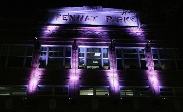 Бейсбольный стадион Фенуэй Парк в Бостоне освещен в рамках акции Light it Up Blue