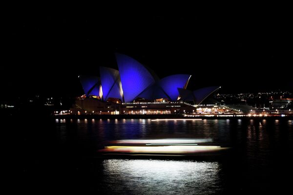 Сиднейский оперный театр освещен синим светом в рамках акции Light it Up Blue