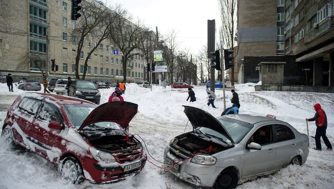 Автомобили на одной из улиц Киева после сильного снегопада