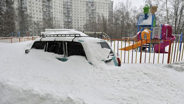 Автомобиль, занесенный снегом. Архивное фото