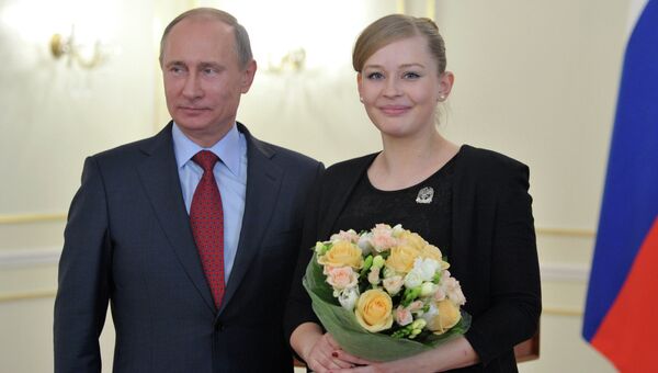 Президент России Владимир Путин и актриса Юлия Пересильд