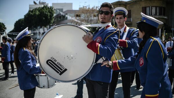 Участники парада школьников в честь Дня незасимости Греции перед началом мероприятия в Никосии