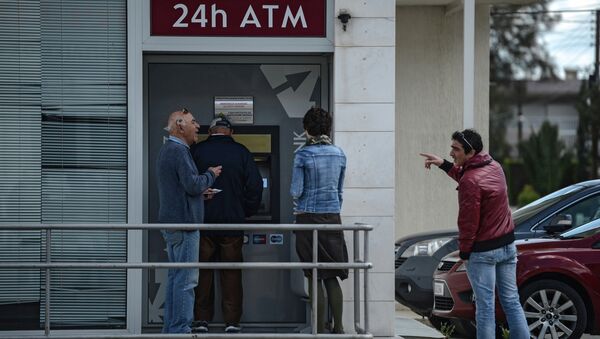 Киприоты в очереди у банкомата