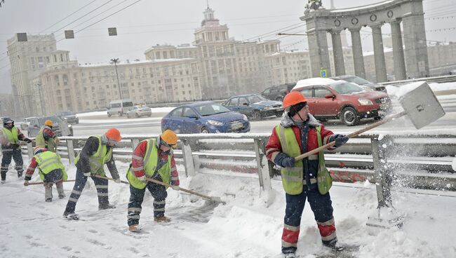 Уборка снега в Москве. Архивное фото