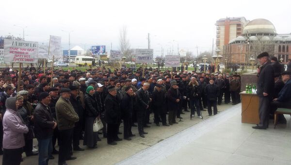 Митинг в Махачкале с требованием расследовать избиение члена местной ОП Абсалидина Мурзаева