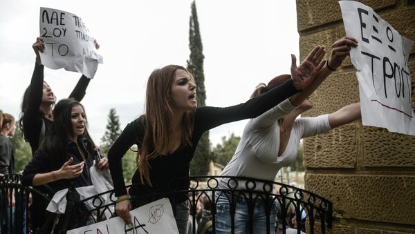 Школьники Кипра устроили массовую акцию протеста