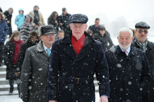 Глава делегации инспекционной комиссии МБВ Стейн Кристенсен во время прогулки по Плотинке в Екатеринбурге