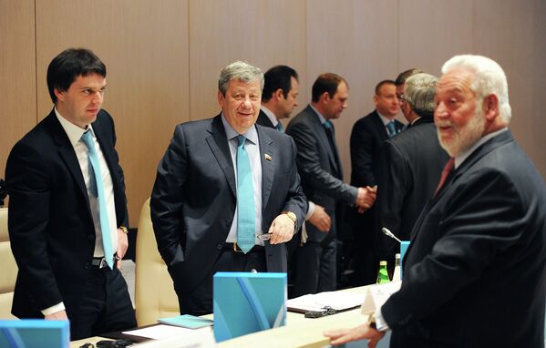 Генеральный секретарь Висенте Лоссерталес (справа), глава наблюдательного совета заявочного комитета Expo 2020, сенатор СФ РФ Аркадий Чернецкий ( в центре)