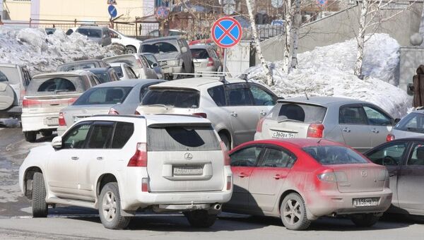 Припаркованные автомобили на улице Новосибирска, архивное фото