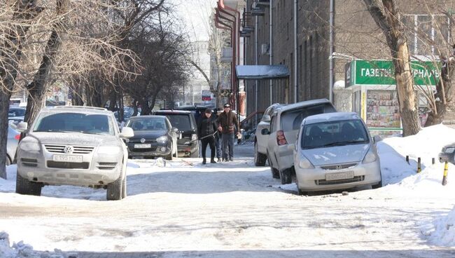 Припаркованные автомобили на улице Новосибирска, архивное фото