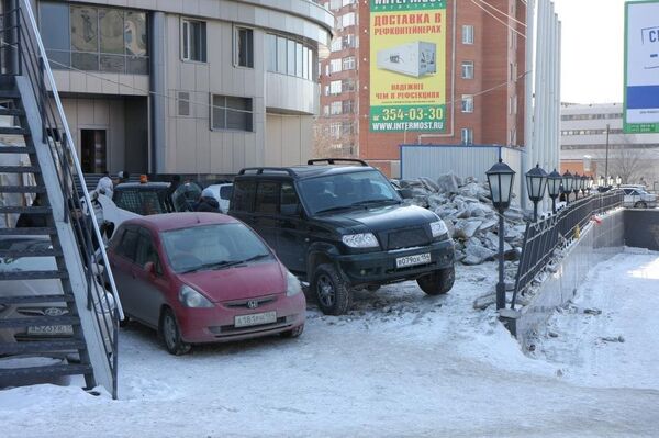 Припаркованные автомобили на улице Новосибирска