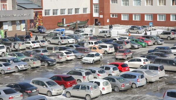 Автомобильная парковка в Новосибирске, архивное фото