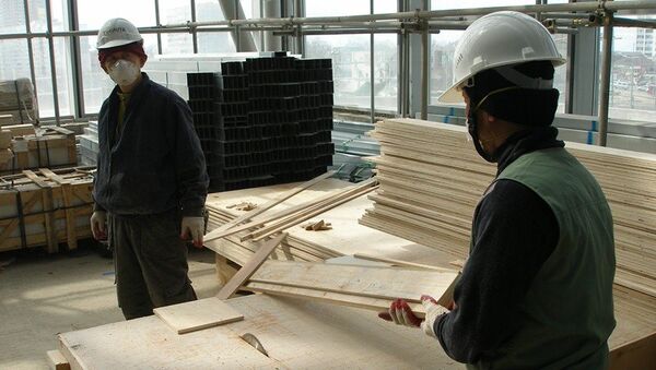Строители из КНДР на стройке во Владивостоке
