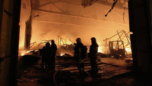 Сотрудники пожарной охраны МЧС России тушат пожар на складе в Москве