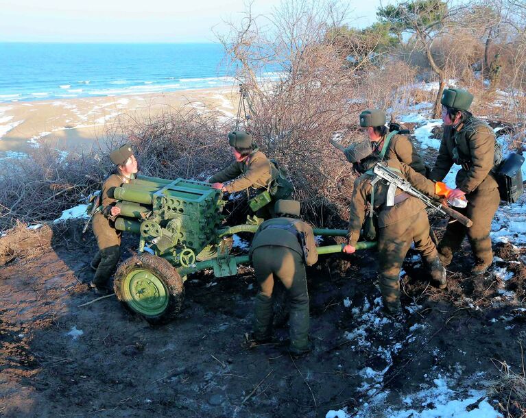 Солдаты Корейской Народной Армии принимают участие в военных учениях