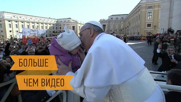 Папа Римский поцеловал ребенка и помолился у мощей св. Петра на интронизации