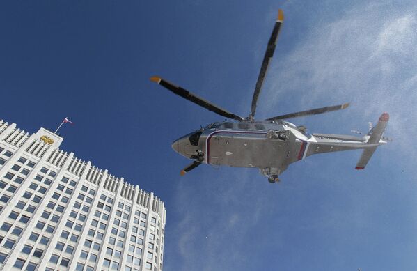 Д.Медведев прилетел в Дом правительства РФ на вертолете