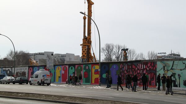 Демонтаж фрагмента Берлинской стены