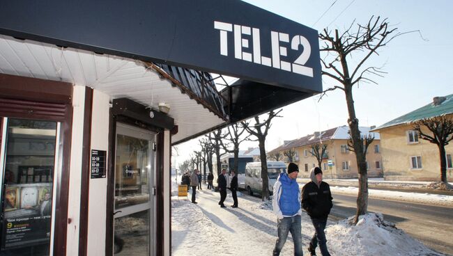 Работа салона сотовой связи TELE2, архивное фото