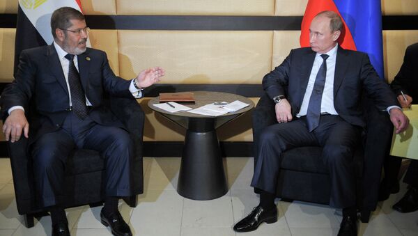 Президент РФ Владимир Путин (справа) и президент Египта Мохаммед Мурси. Архив