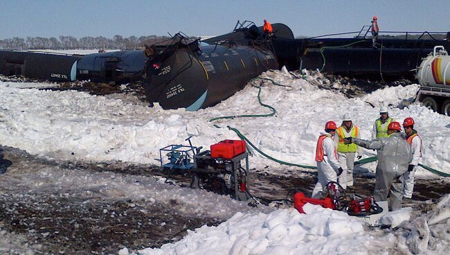 Разлив нефти произошел в США из-за схода с рельсов товарного поезда