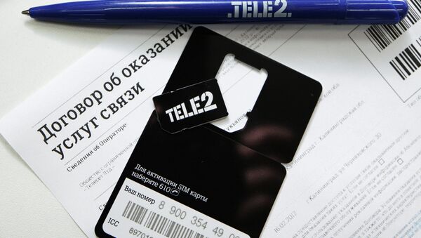 Сим-карта и договор об оказании услуг связи в салоне сотовой связи TELE2. Архивное фото