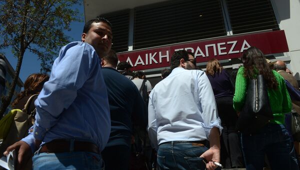 Жители Никосии стоят в очереди у здания Cyprus Popular Bank
