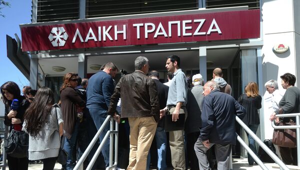 Жители Никосии у отделения одного из кипрских банков