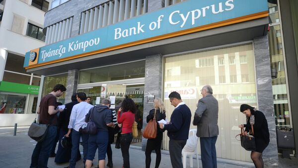 Жители Никосии у отделения одного из кипрских банков. Архив