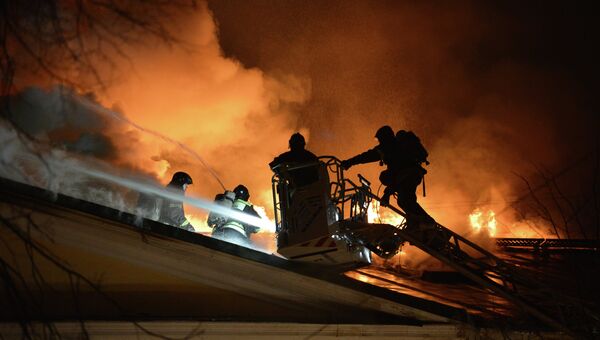 Сотрудники пожарной охраны МЧС России во время тушения пожара в здании Государственного института театрального искусства