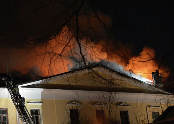 Сотрудники пожарной охраны МЧС России во время тушения пожара в здании Государственного института театрального искусства