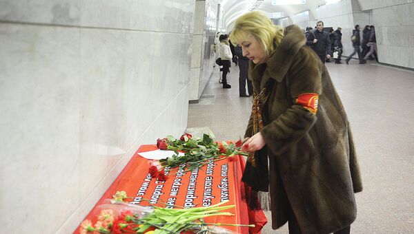 Люди несут цветы на станцию Лубянка в память о теракте, который произошел 29 марта 2010 года
