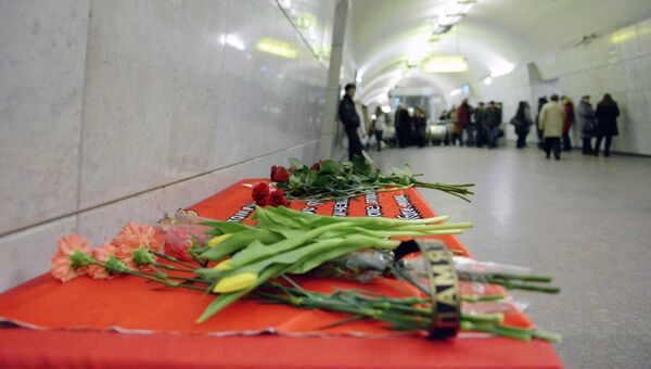 Цветы на станции Лубянка в память о теракте, который произошел 29 марта 2010 года
