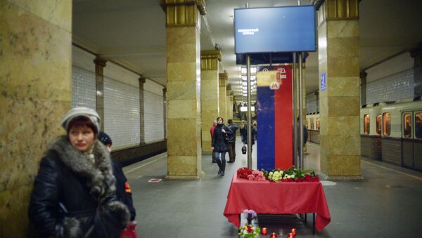 Цветы на станции метро Парк культуры в память о жертвах теракта, который произошел 29 марта 2010 года